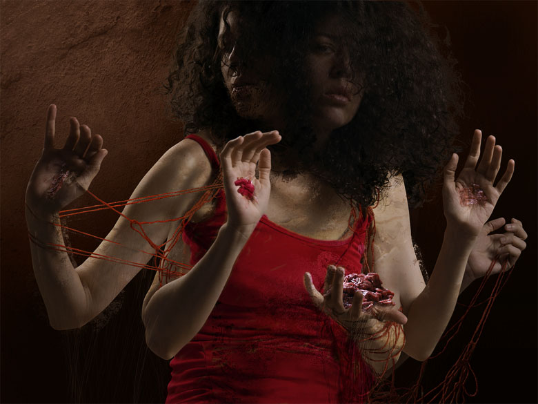 Fotografía artística. Representa una mujer con 5 brazos quien sostiene carne en varias de sus manos